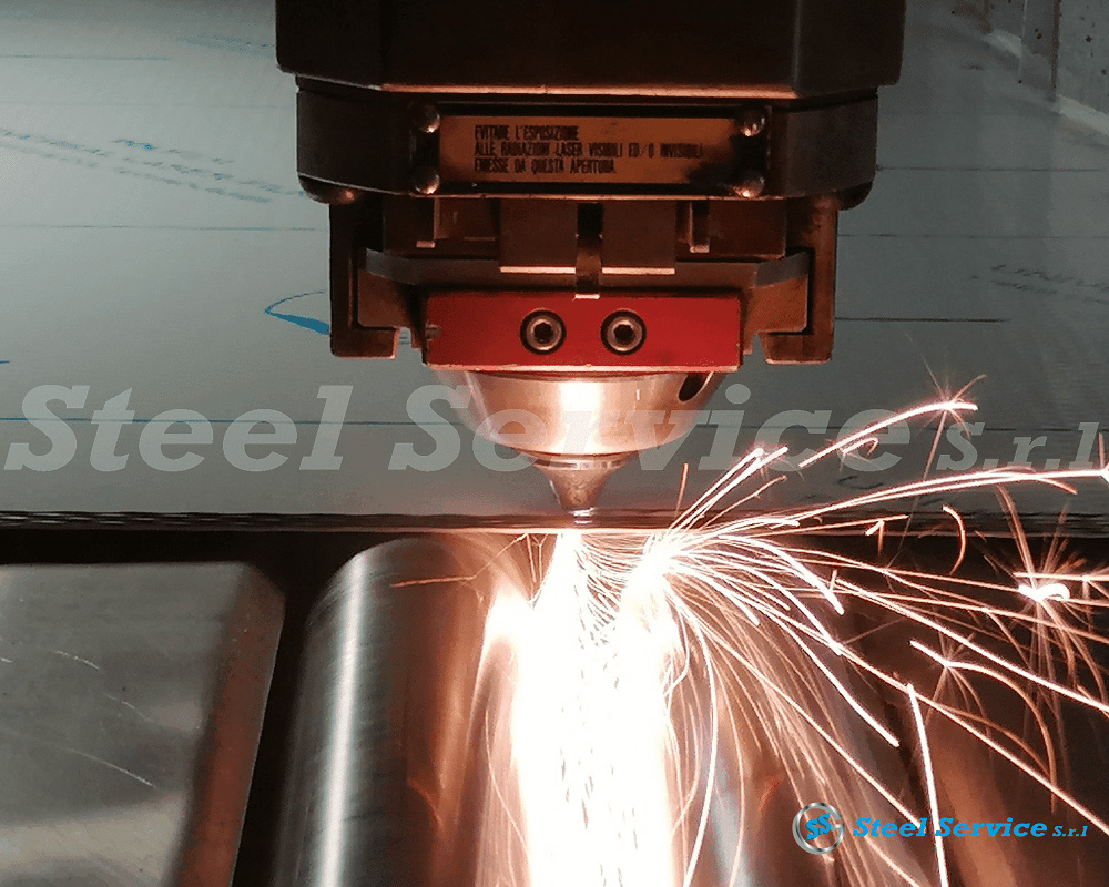 Steel Service Arte dell'inossidabile SERVIZIO TAGLIO E PIEGA: un solo fornitore, massimi risultati